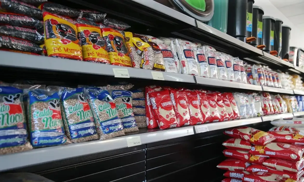 Preço dos alimentos cai e inflação desacelera para 0,07% em julho