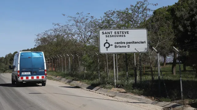 Bateu, mordeu, ameaçou: Visitante agride funcionária de prisão em Espanha