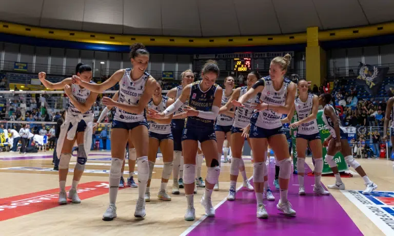 Gabi ajuda Conegliano a vencer e manter campanha sem perder sets na Itália