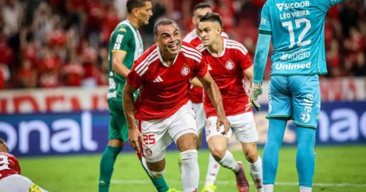 Mercado deve ficar fora e Bernabei volta à lateral do Internacional