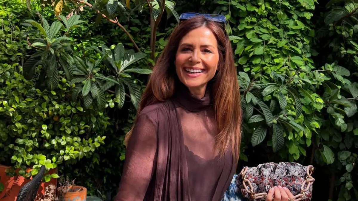 El vestido con truco de Nuria Roca para despedir el verano en Menorca, un diseño de firma española que se adapta de la oficina a un plan especial