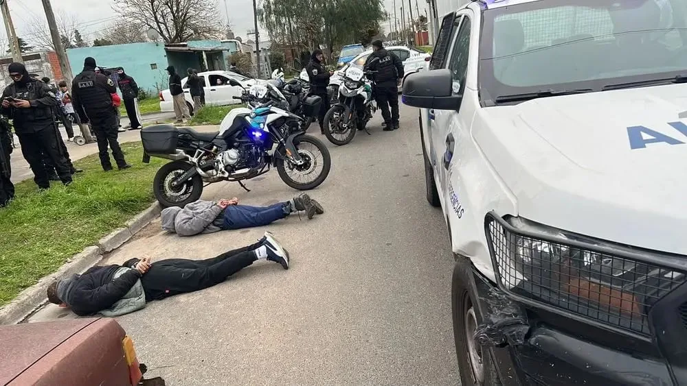 Detuvieron a dos motochorros en La Plata tras un asalto a una dietética: los investigan por otros robos en comercios