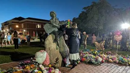 "Elle n'a jamais oublié d'où elle venait" : dans le Tennessee natal de Dolly Parton, des Américains rendent hommage à leur "figure maternelle"