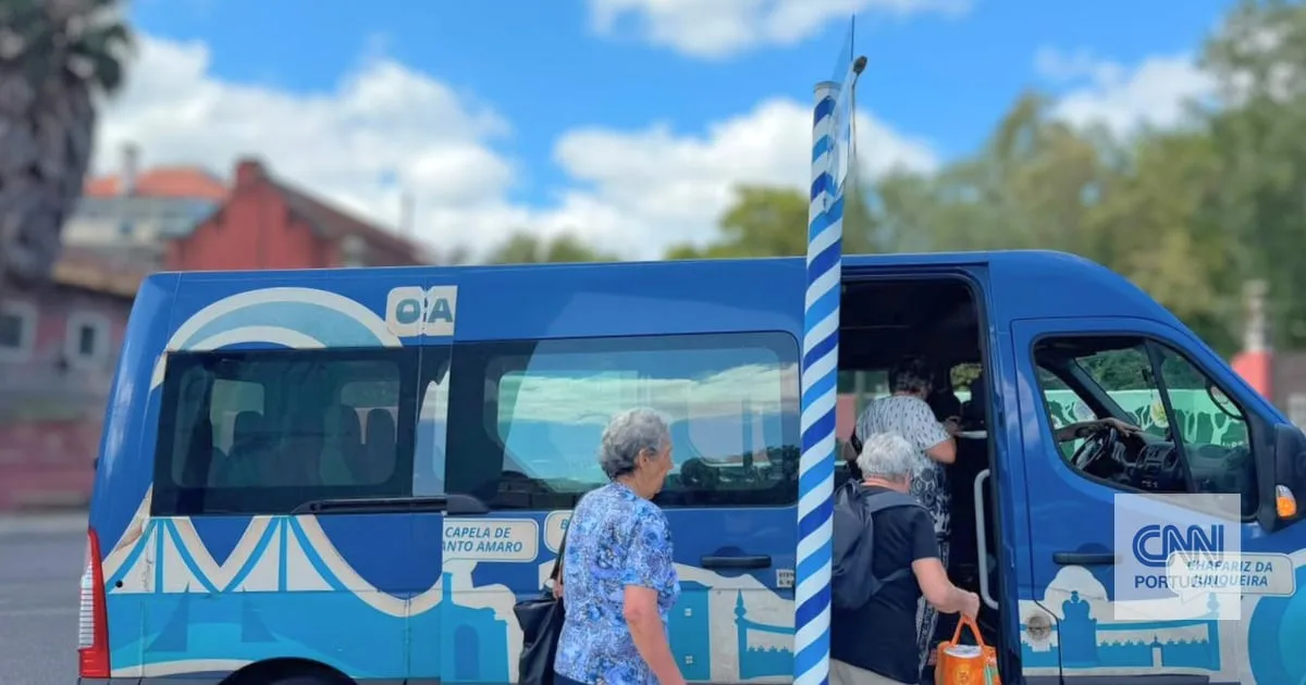 Todos os dias o "Azulinho" atravessa Alcântara. Ao volante, "Maradona" é mais do que o motorista