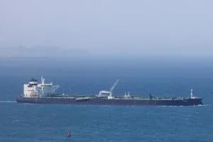 Petróleo fecha em alta, após Irã afirmar que Estreito de Ormuz permanecerá fechado