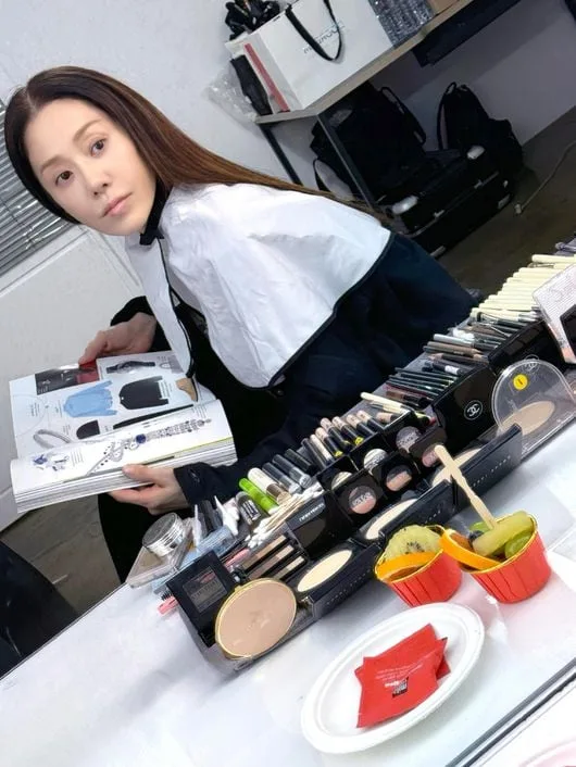 '55세' 고현정, 메이크업 받는 중 맞아?…대기실 밝히는 '방부제 동안 미모'