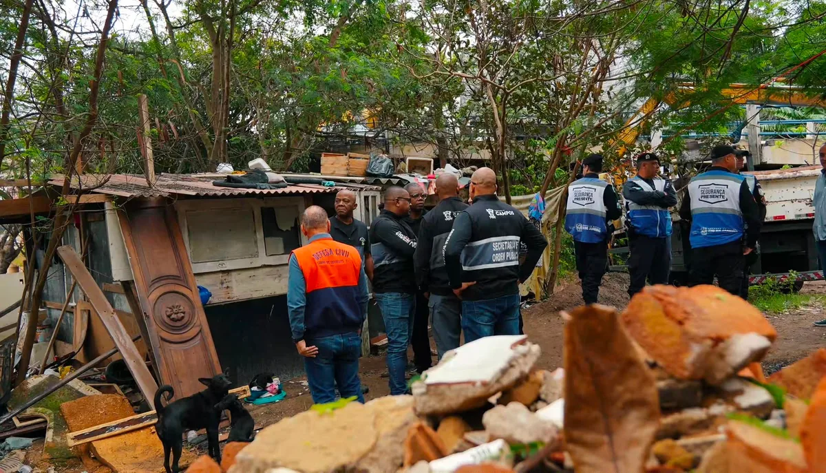 Força-tarefa retira estruturas e lixo de área sob ponte em Campos após reclamações de moradores