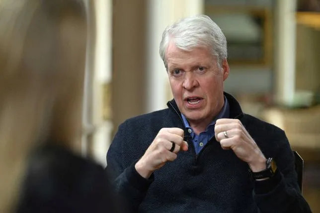 “Pourquoi maintenant ?” : le frère de Diana lâche une “bombe de 10 000 tonnes” sur Charles III
