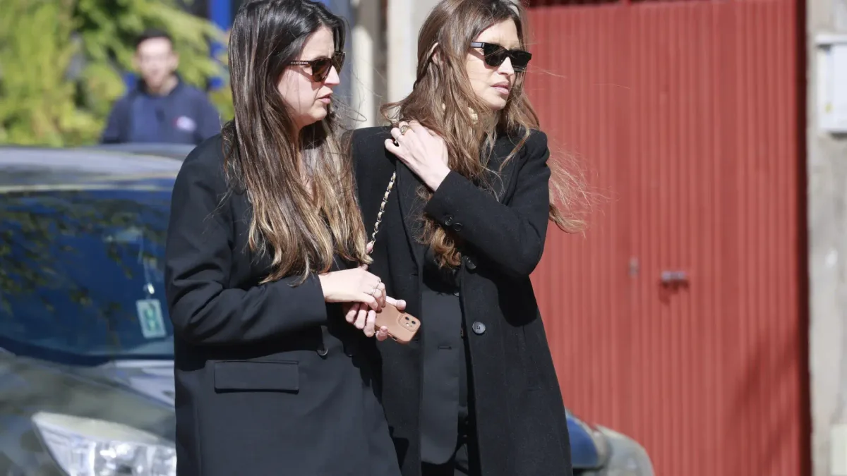 Sara Carbonero y su hermana rompen a llorar en pleno concierto de Dani Fernánez por su madre: "Se escuchó en el cielo"