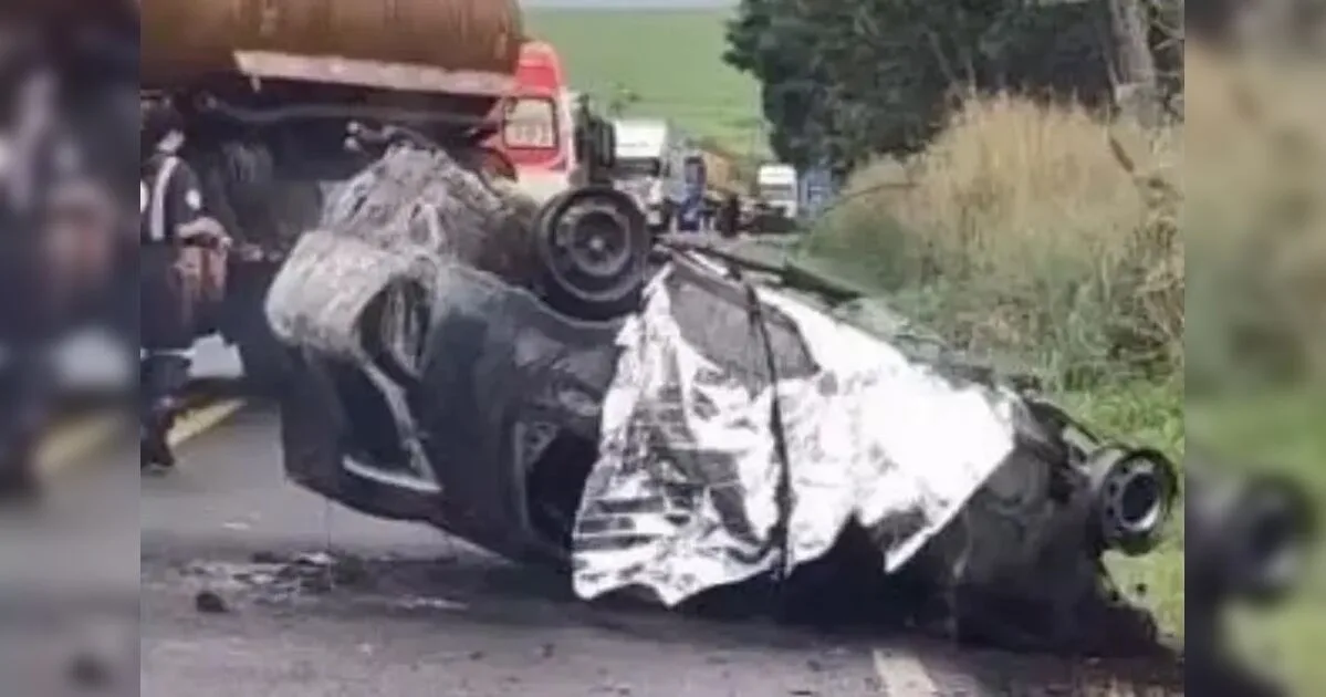 Colisão na PR-317 termina com três mortes após um dos automóveis pegar fogo no PR