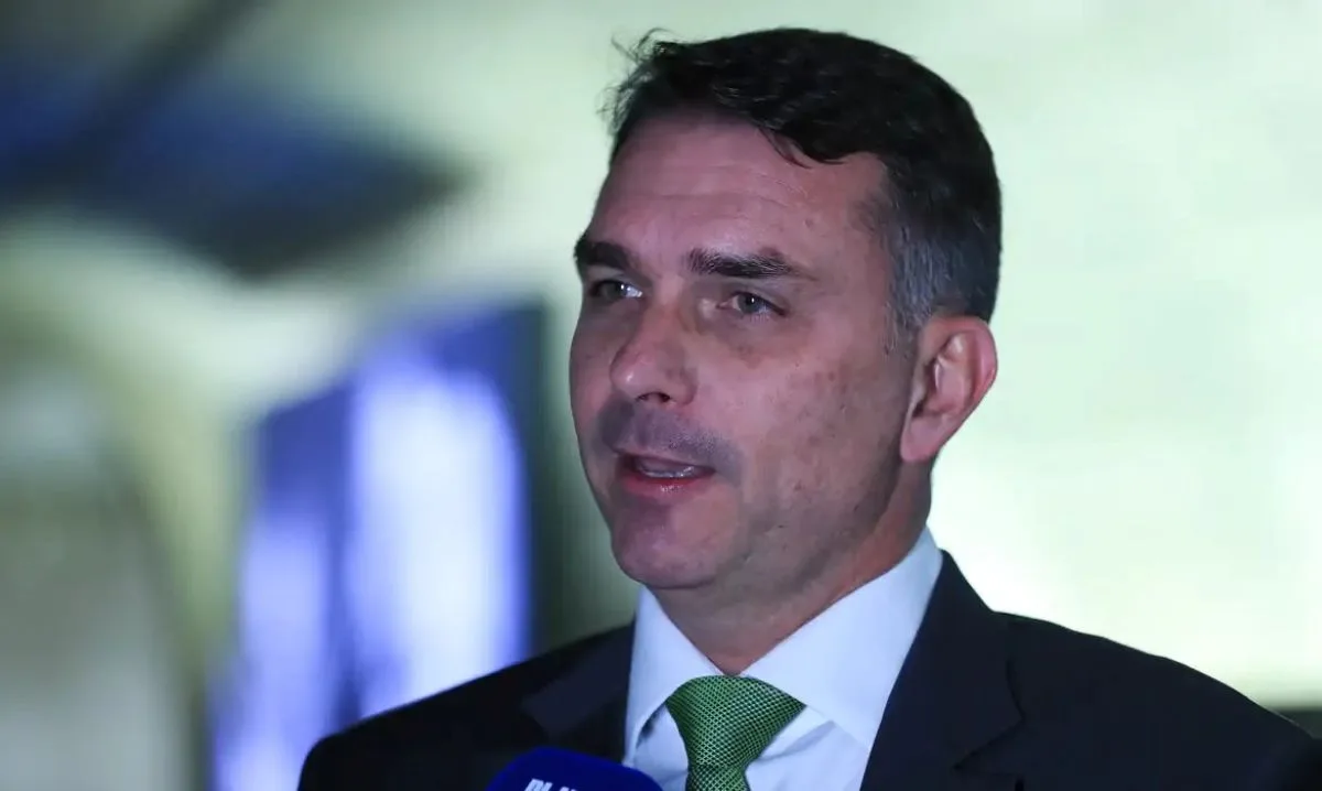 Flávio Bolsonaro inclui pós-graduação inexistente em sites oficiais e UFRJ nega registro