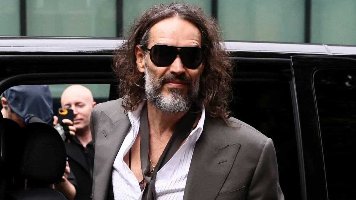 Russell Brand actuaba como un depredador sexual “calculador y manipulador”, según la fiscalía británica