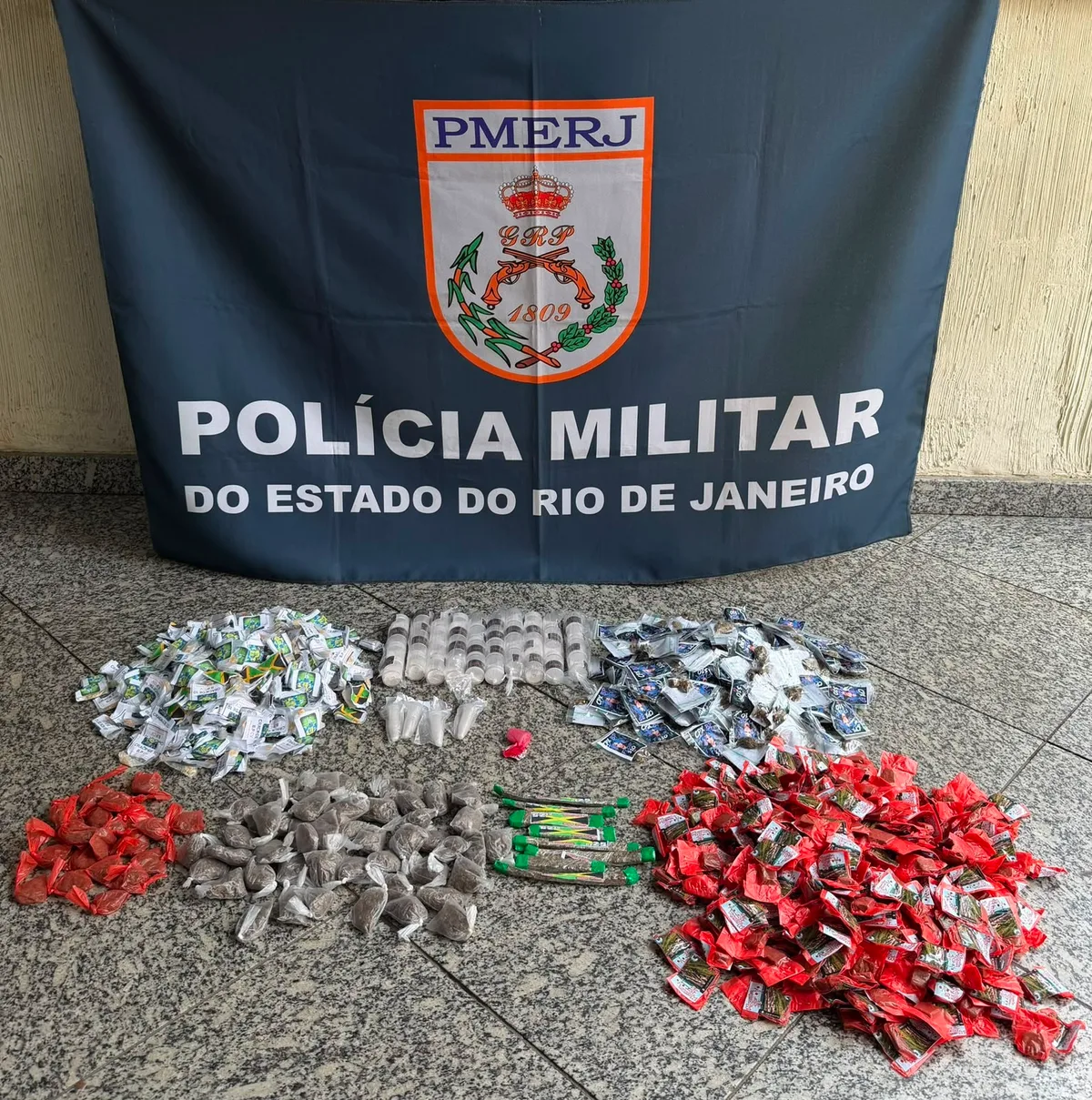 Polícia Militar apreende drogas escondidas em área de mata em Barra do Piraí