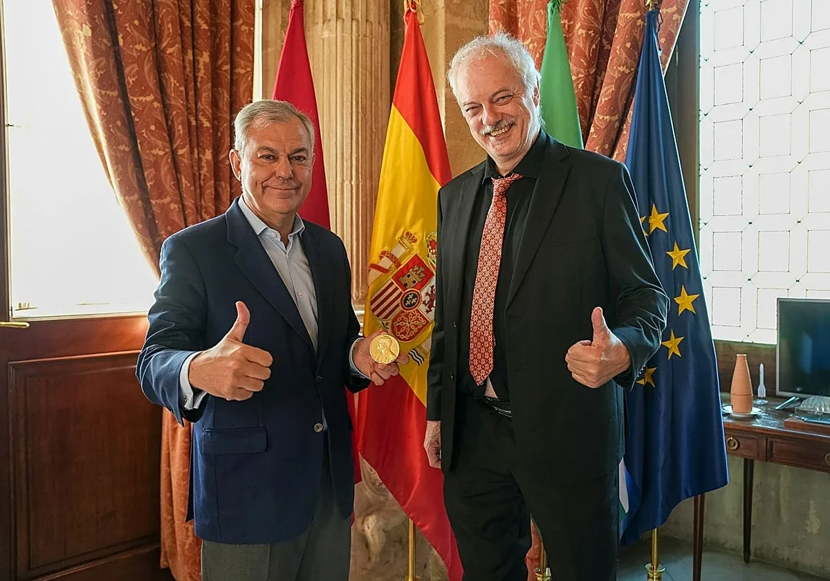 El alcalde de Sevilla recibe al Nobel de Química Morten Meldal en el Ayuntamiento