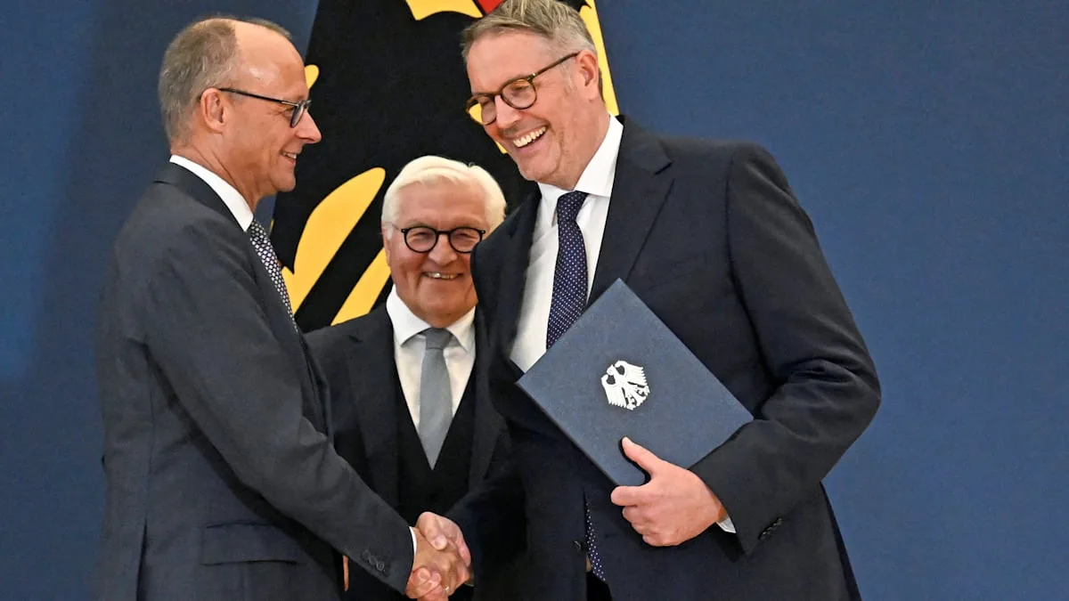 Steinmeier übergibt Ernennungsurkunde an Schweitzer