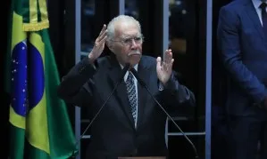 José Sarney recebe alta hospitalar em São Luís após nove dias internado