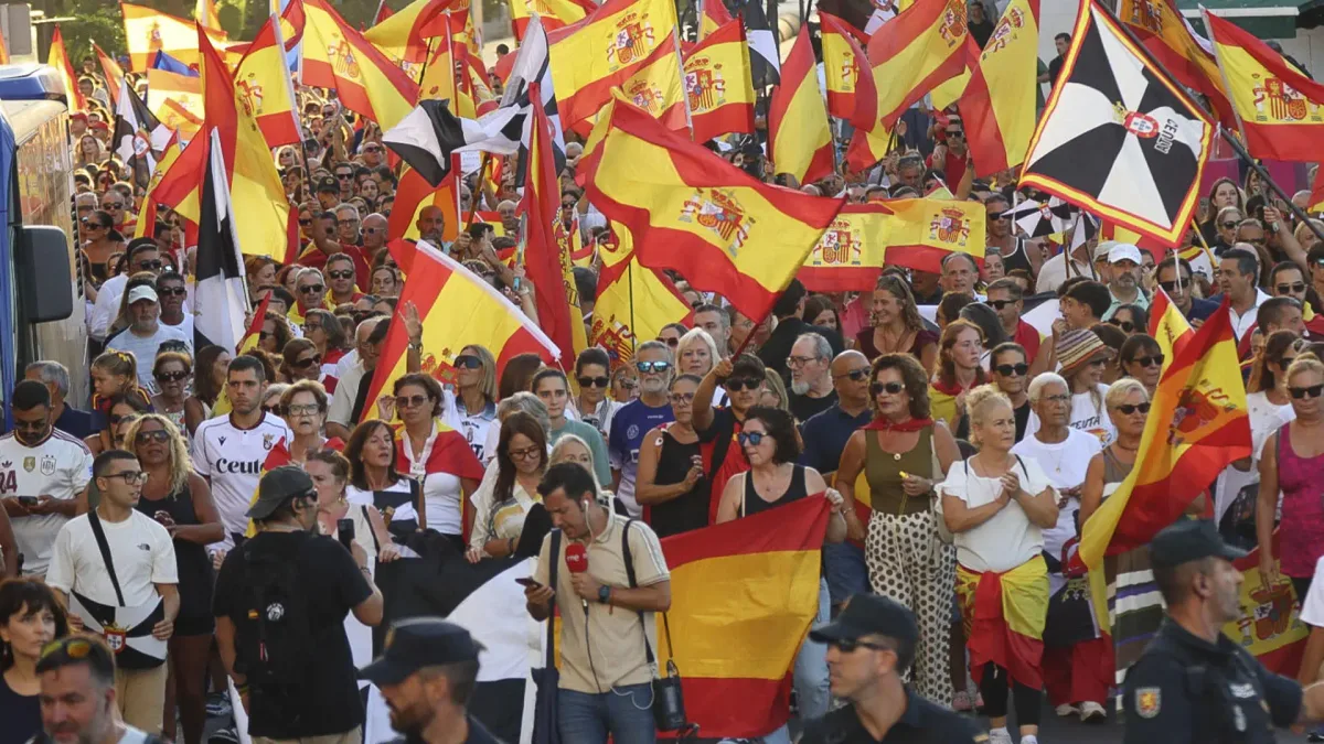 Cientos de ceutíes vuelven a las calles, hartos de no ver soluciones a la crisis un mes después de la entrada masiva