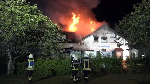 Brand in Freilingen: Feuer in Swingerclub: Gebäude steht in Vollbrand