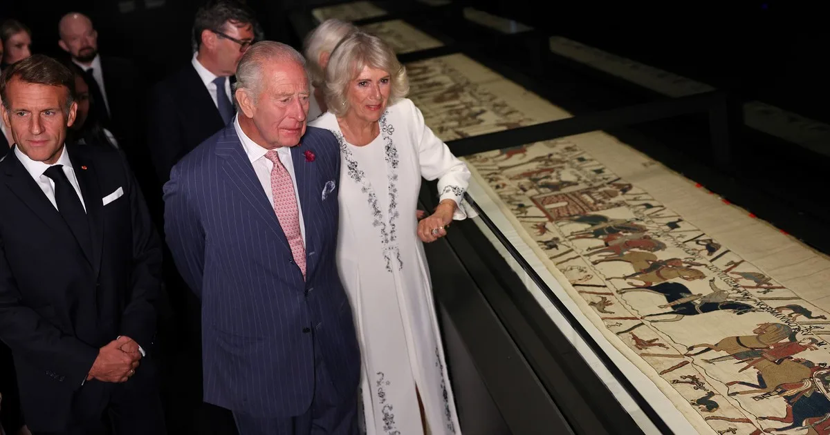 Gran Bretaña y Francia sellan su amistad: Macron visita el tapiz de Bayeux junto al rey Carlos III y el primer ministro británico