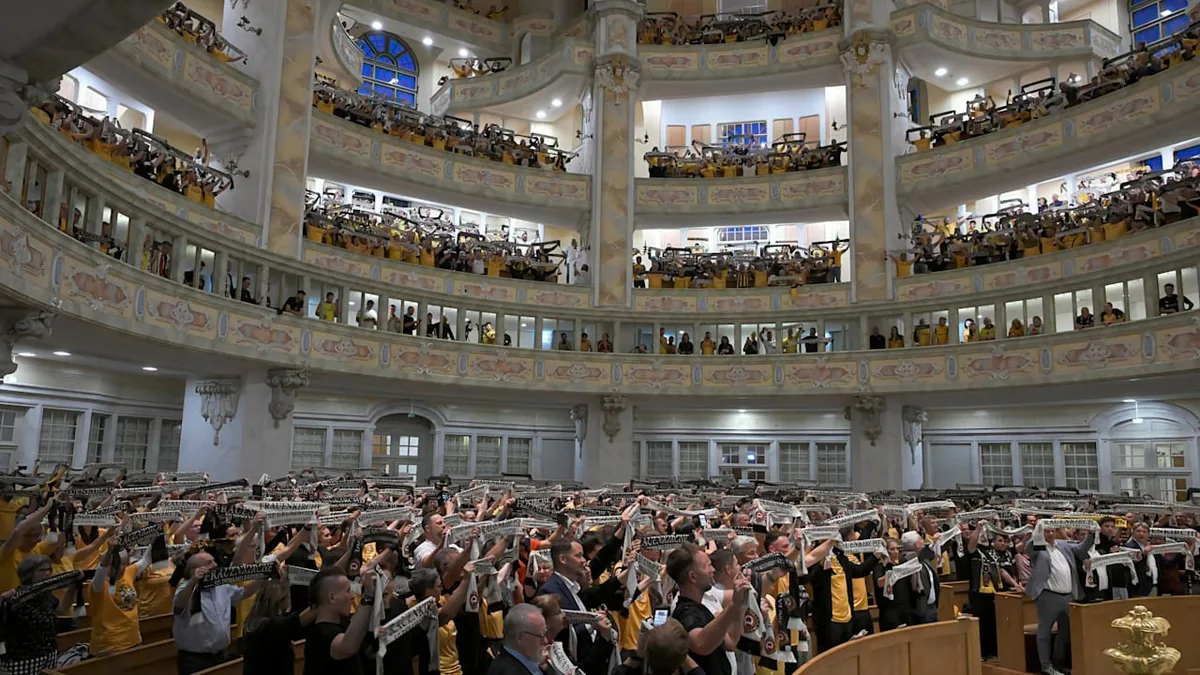 Einmalig in Deutschland - Fans singen Klub-Hymne in voller Kirche