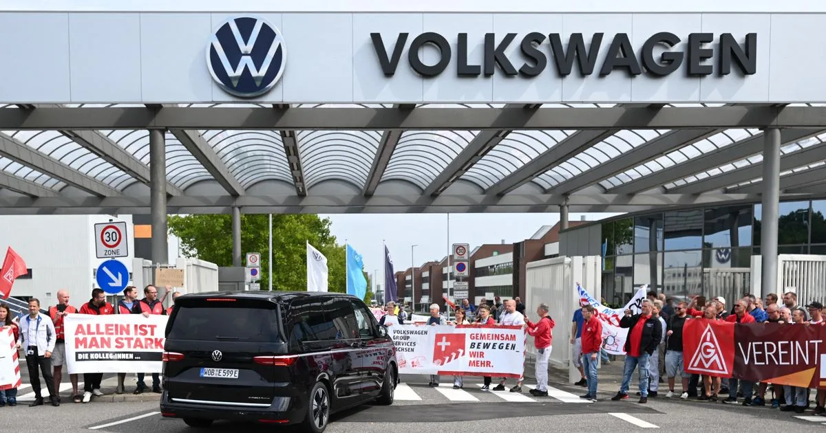« Nombreux sont ceux pour qui un licenciement serait une catastrophe » : l’Allemagne sous le choc des nouvelles coupes chez Volkswagen