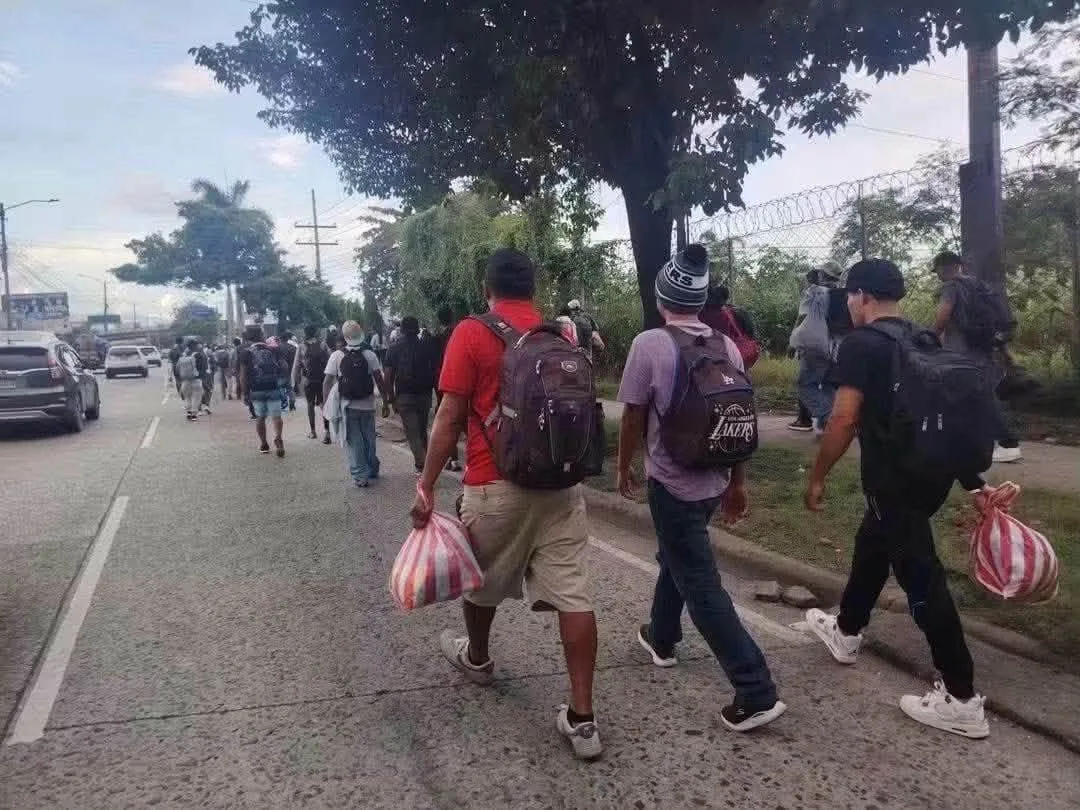 400 hondureños que huyen de la miseria: el adolescente que besó a su mamá, el padre que gana 55 dólares a la semana y el sueño americano que los impulsa