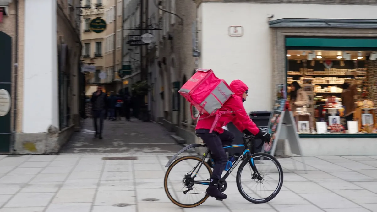 "Une société n'a pas à tordre les règles du droit du travail quand ça l'arrange": plus de 200 anciens livreurs de Foodora réclament des dommages et intérêts à la plateforme de livraison de repas