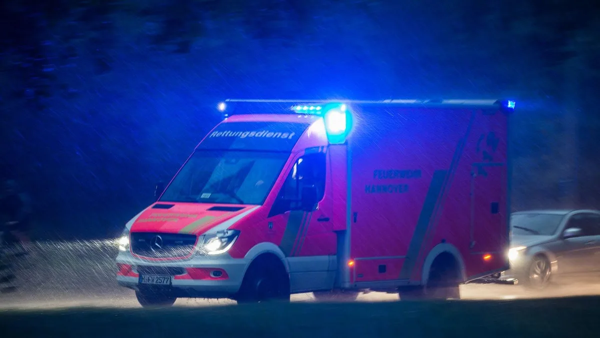 Autos zusammengestoßen: Nach Überholmanöver: fünf junge Erwachsene schwer verletzt