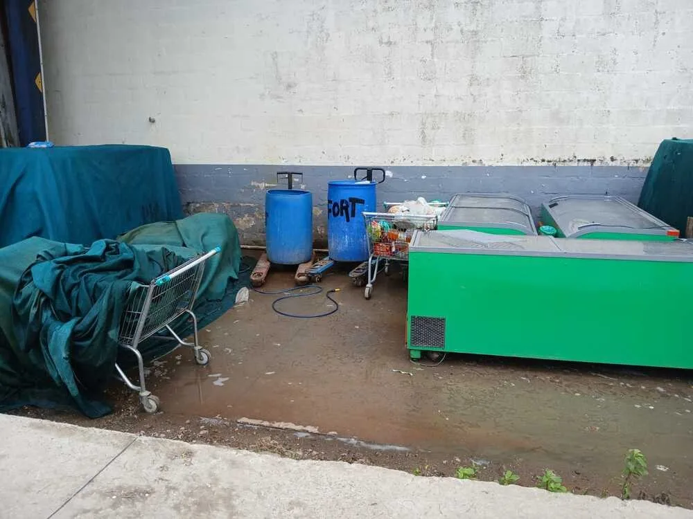 Fiscalização autua atacarejo por irregularidades na conservação e armazenamento de alimentos em Campina Grande