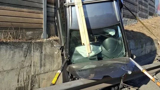 Pessoa encarcerada após despiste no IC17. Carro ficou na vertical