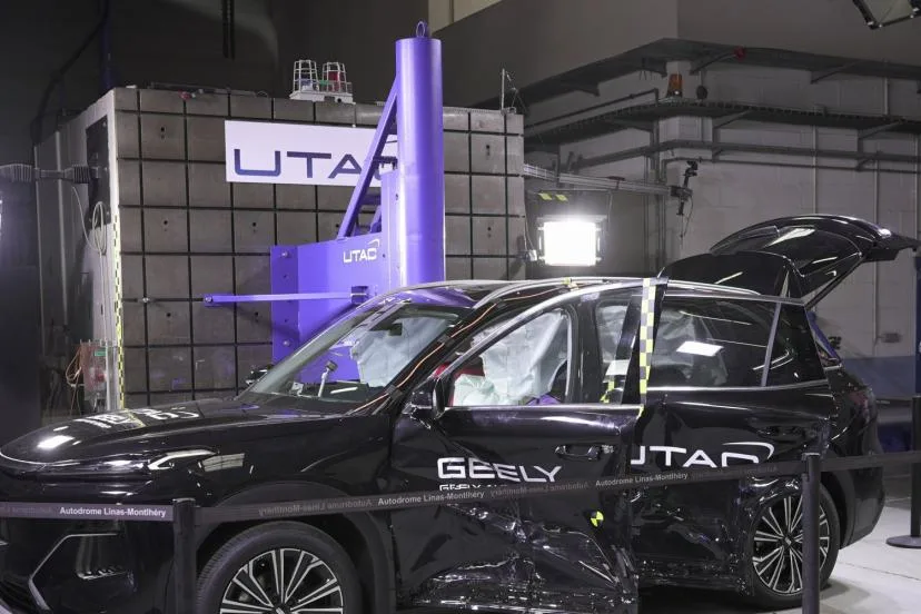 Alarme, barrière déformable et « vérifications positives » : dans les coulisses d'un crash test à Montlhéry sur le SUV Geely Starray EM-i