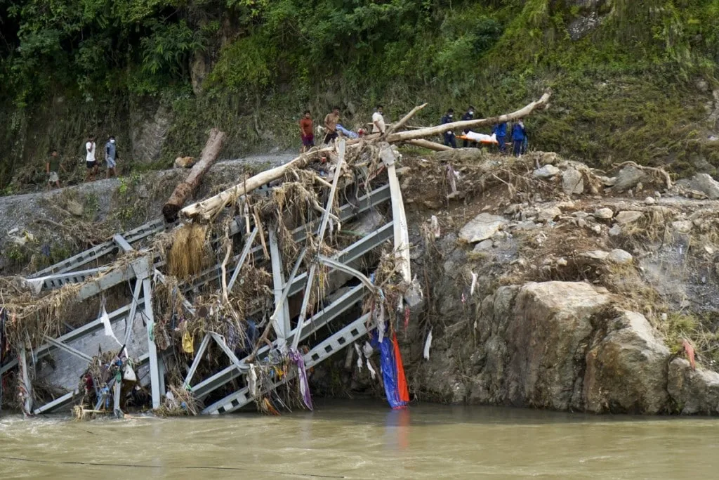 Aumenta a 939 los muertos y baja la cifra de desaparecidos tras la riada en Nepal