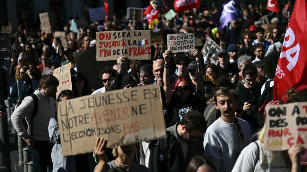 Revolta estudantil na França é resultado de 'décadas de abandono' por parte do governo, avalia sociólogo
