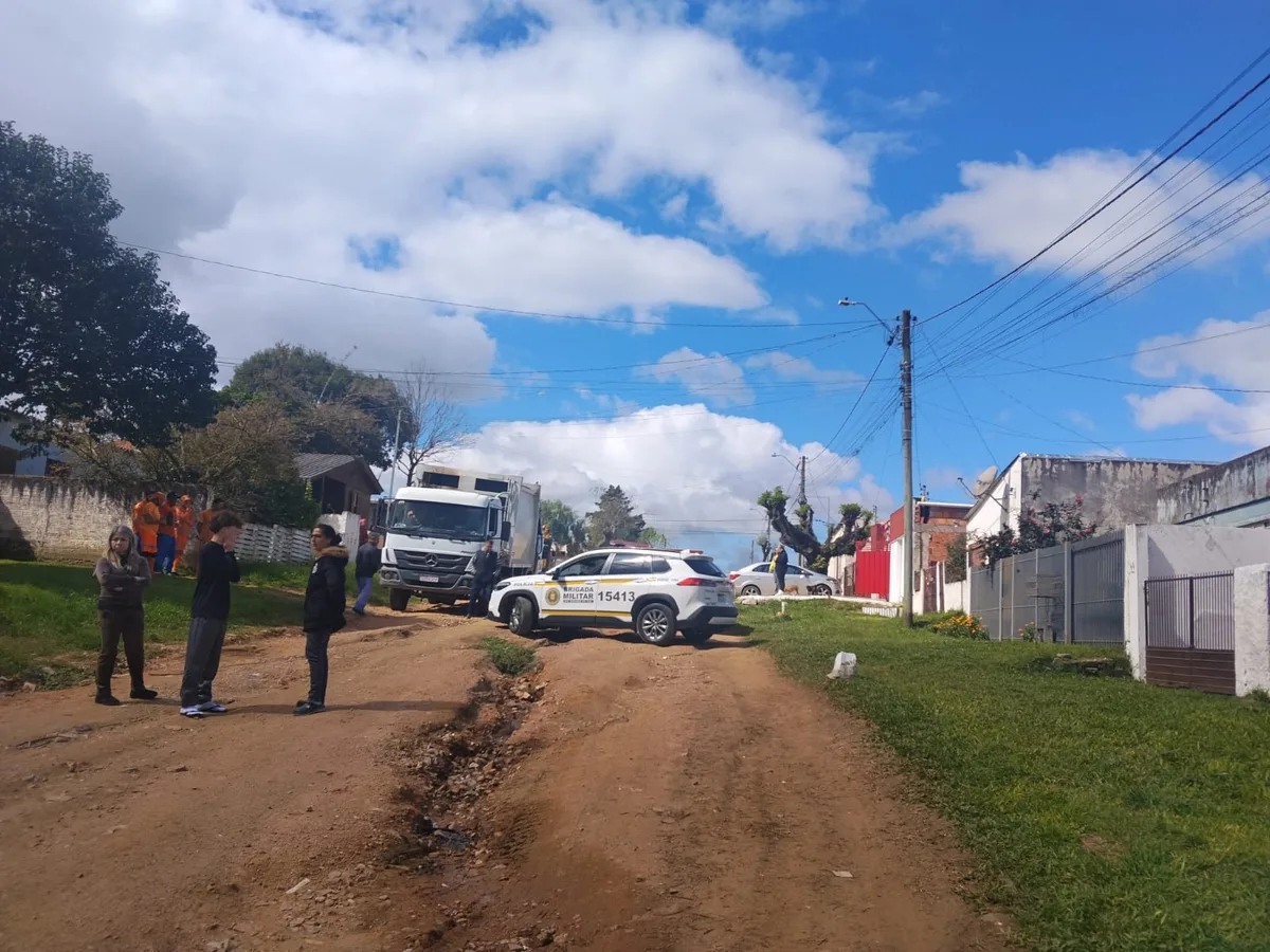 Mulher morre após ser atingida por caminhão de coleta de lixo no RS; caso é investigado
