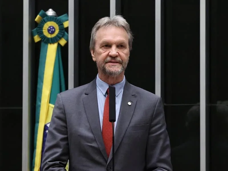 Hugo Motta cancela votações após líder do PT passar mal na Câmara