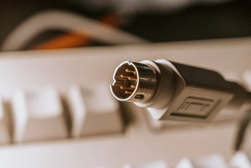 Este conector de hace 40 años sigue siendo popular en los ordenadores, pese al USB