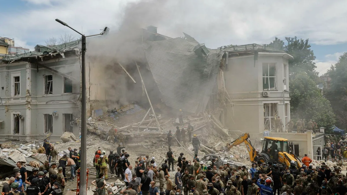 Mueren al menos doce personas y otras 34 resultan heridas en nuevos bombardeos rusos contra Kiev