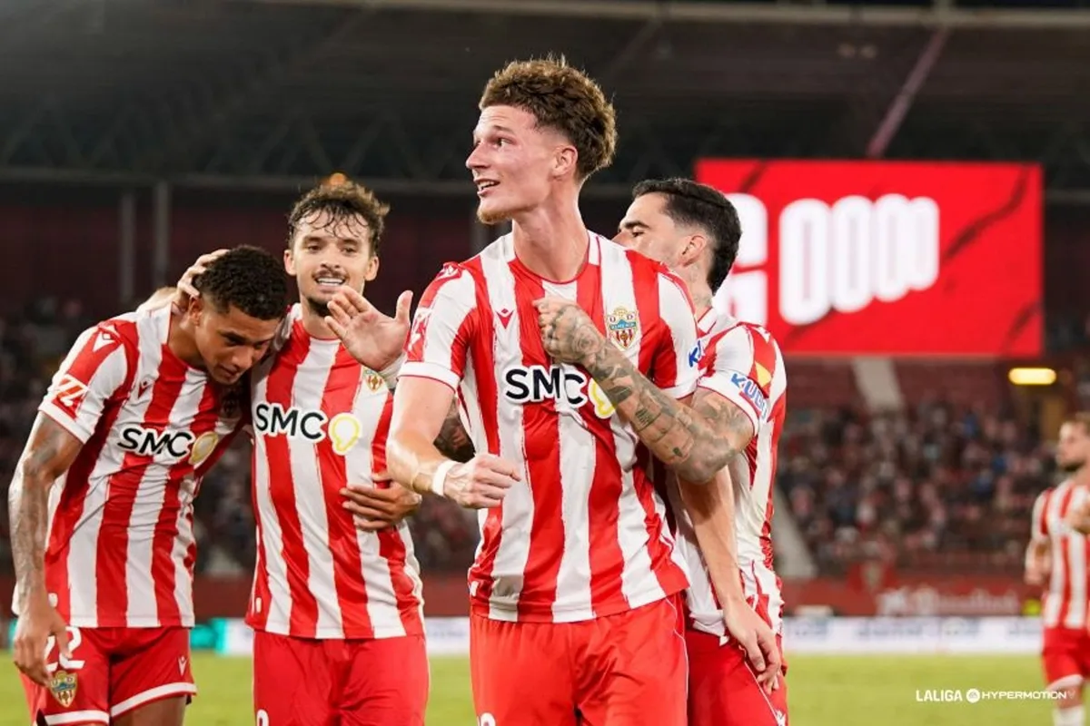 (Crónica) El Almería golea al recién ascendido Eldense y el Sabadell empata en El Molinón