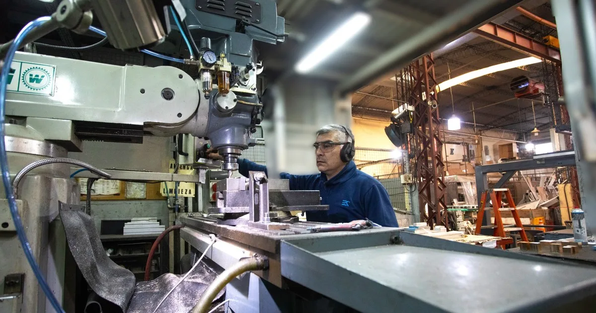 La industria no despega y el uso de la capacidad instalada cayó al nivel más bajo desde marzo