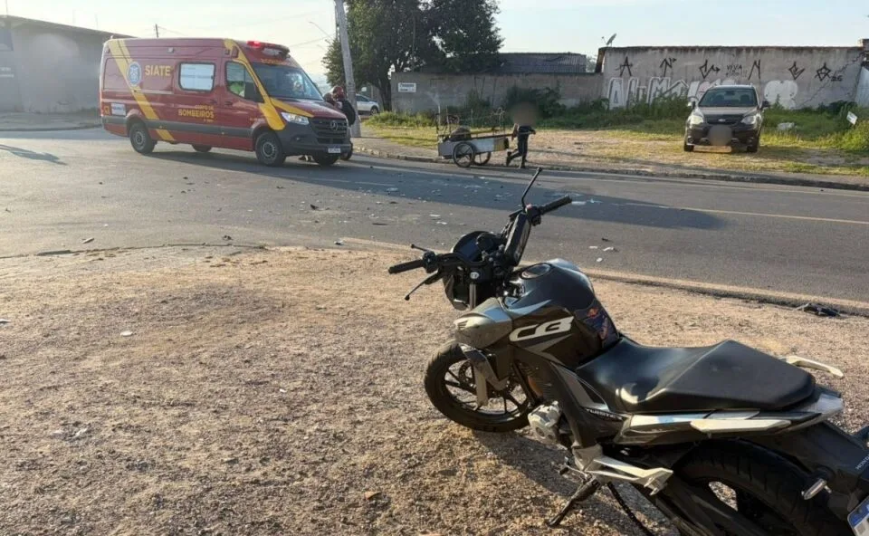 Batida entre motos deixa dois feridos e mobiliza socorro em Piraquara: “Caiu e bateu a cabeça”