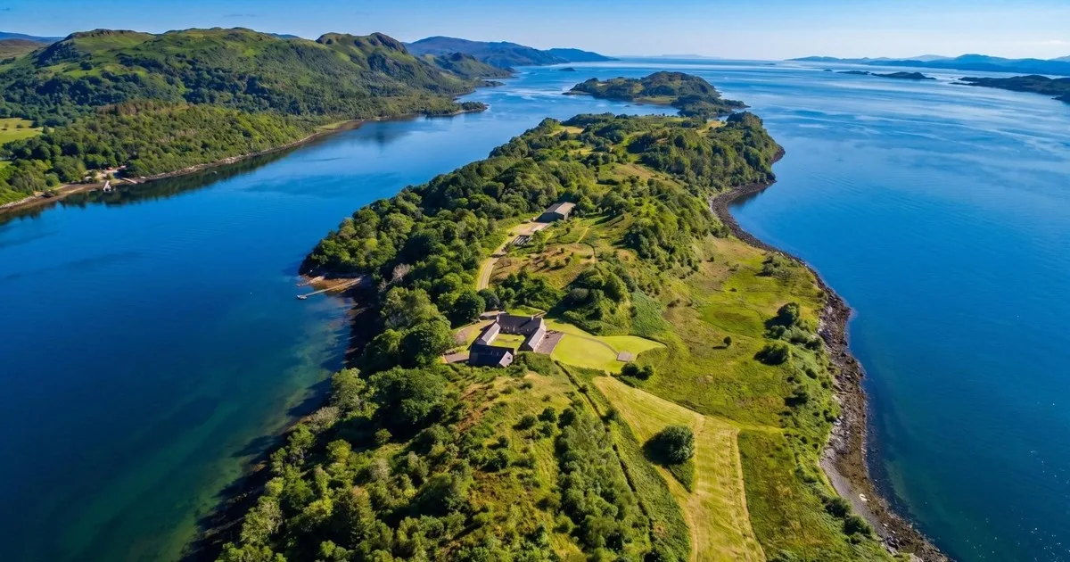 Cien hectáreas, dos enormes casas y un hangar: está a la venta la lujosa isla que perteneció al tutor del último emperador de China