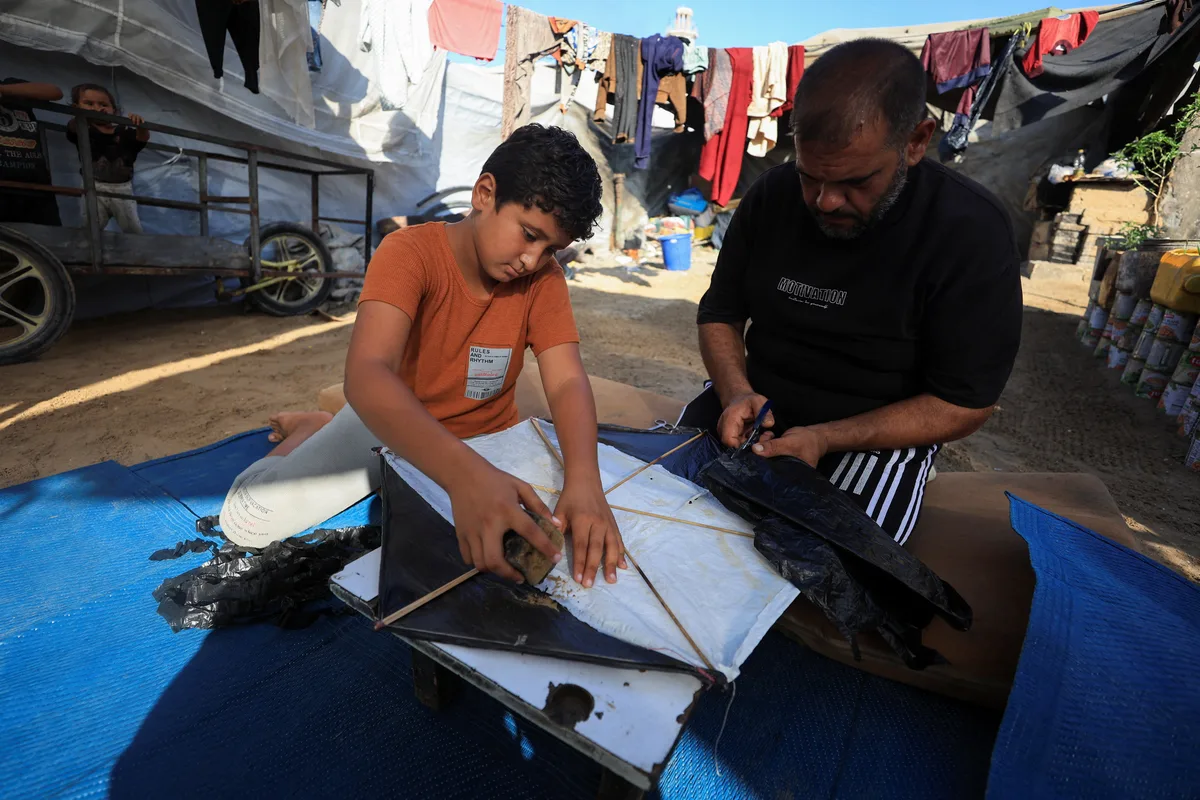 Crianças palestinas são proibidas de soltar pipa em Gaza após Israel ameaçar novos ataques por causa de brinquedo