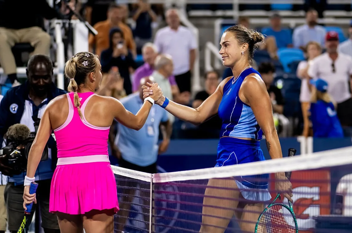 Jovem tcheca de 1,57m surpreende e elimina Sabalenka, número 1 do mundo, em Cincinnati