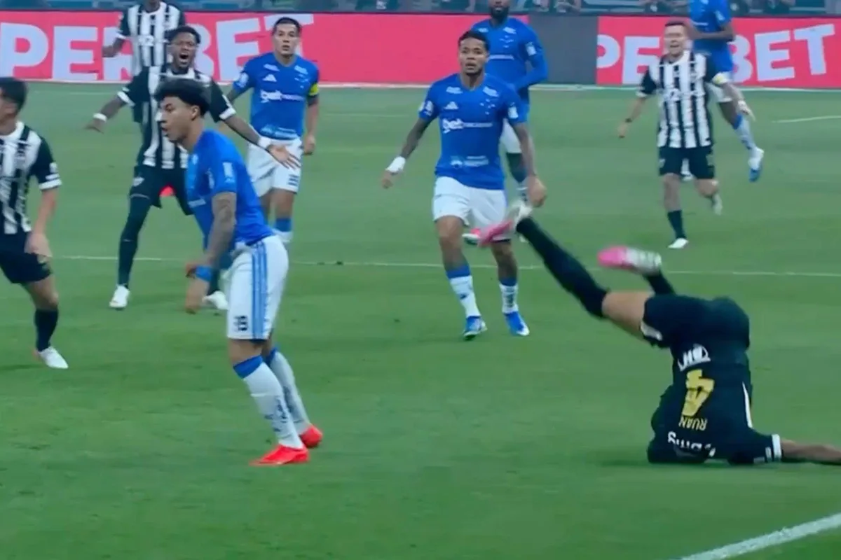 Atlético-MG: Ruan cai de cabeça no campo e protocolo de concussão é ativado
