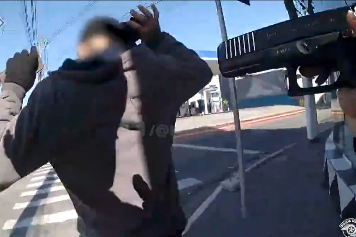 PMs de verdade prendem 4 falsos policiais civis em Guarulhos (SP)