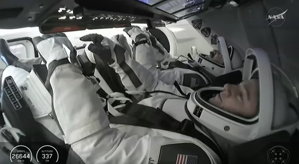 SpaceX Dragon retorna à Terra após 237 dias na estação espacial