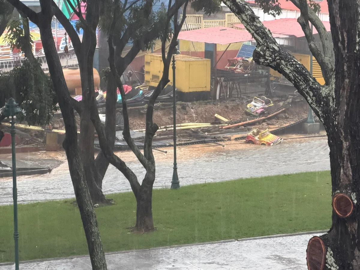 Una pared del emblemático parque Bimbolandia en Caracas se desplomó tras intensas lluvias (VIDEOS)