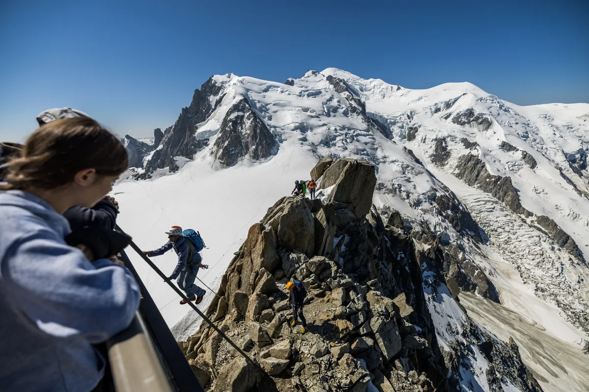 El calor extremo generó 450 desprendimientos de roca en los Alpes franceses en 2026, con 3 muertos