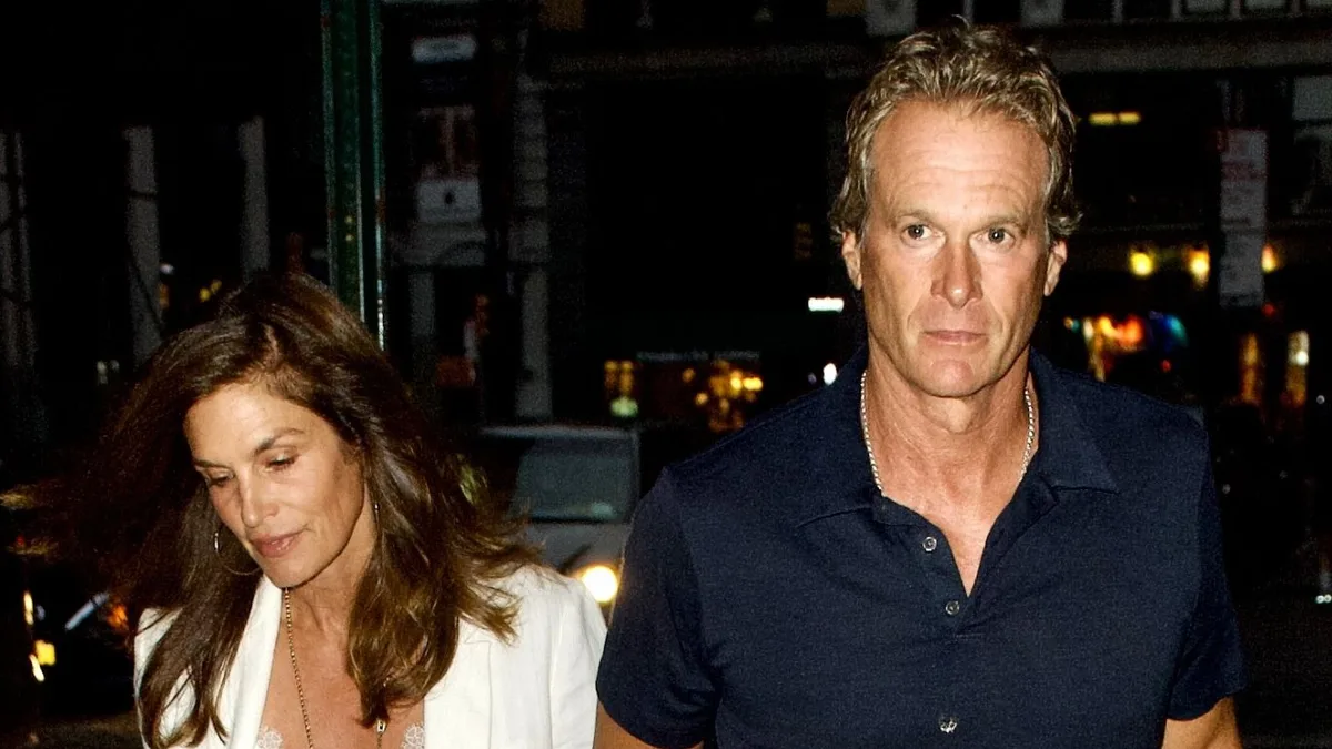 Cindy Crawford y Rande Gerber reaparecen juntos en público 20 días después de la muerte de su hijo Presley: serios y de la mano