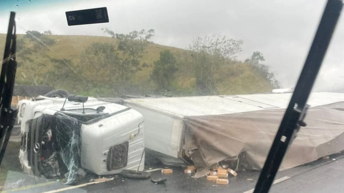 Motorista de carreta morre em acidente na BR 101 em Anchieta